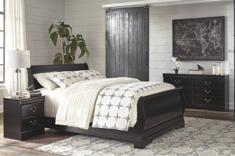 Huey Vineyard Full Bed with Dresser & Mirror Nightstand